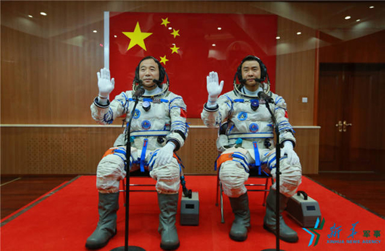 新华社记者镜头下的神十一航天员飞天全程