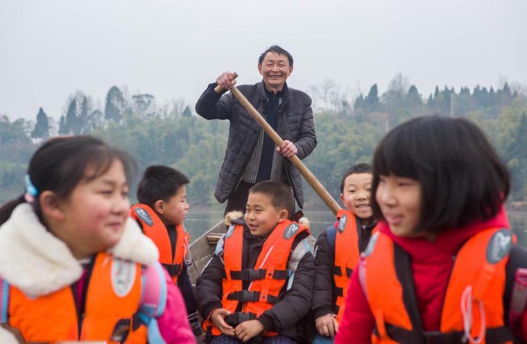 重庆“船夫老师”李丛书 撑起库区孩子水上求学路
